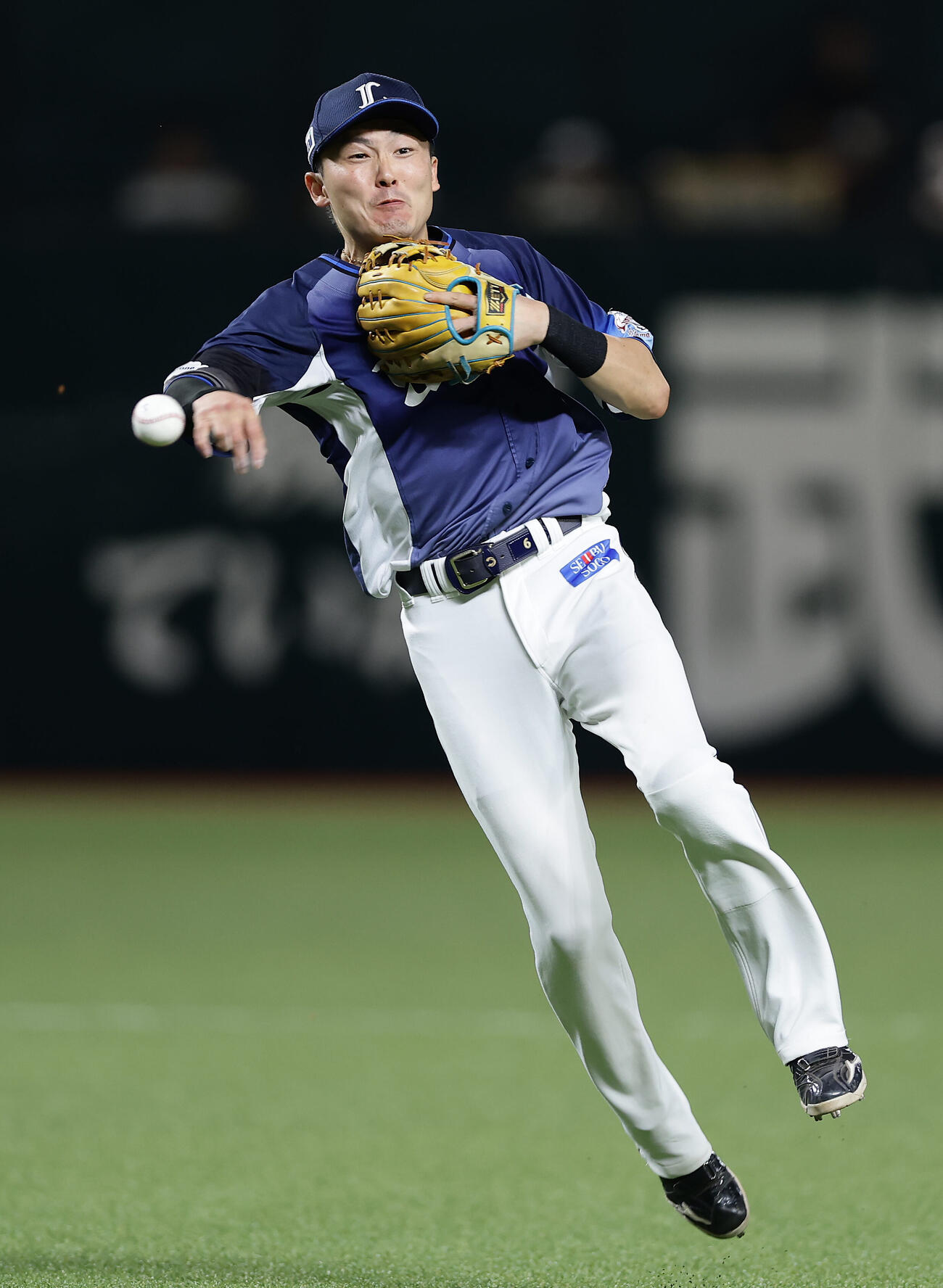 ソフトバンク対西武　8回裏ソフトバンク2死二、三塁、栗原陵矢の遊ゴロを軽快にさばく源田壮亮（撮影・前田充）