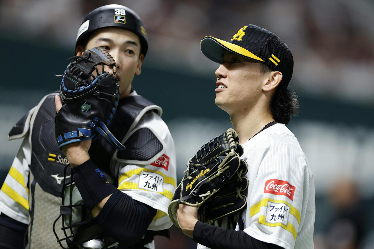 ソフトバンク対西武　3回表の西武打線を抑え、山本祐大（左）と言葉を交わしながらベンチへ戻るソフトバンク大津亮介（撮影・前田充）