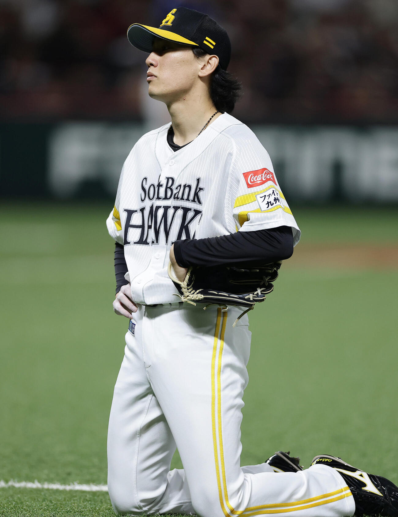 ソフトバンク対西武　4回表西武2死二塁、渡部聖弥の遊ゴロで一塁手正木智也が捕球できず、がっくりと膝をつく大津亮介（撮影・前田充）
