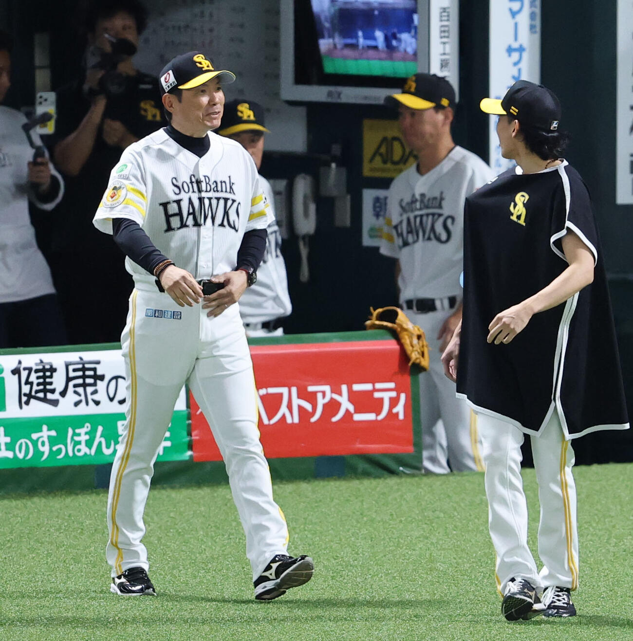 ソフトバンク対西武　勝利投手となった大津亮介に笑顔で声をかけるソフトバンク小久保裕紀監督（撮影・梅根麻紀）