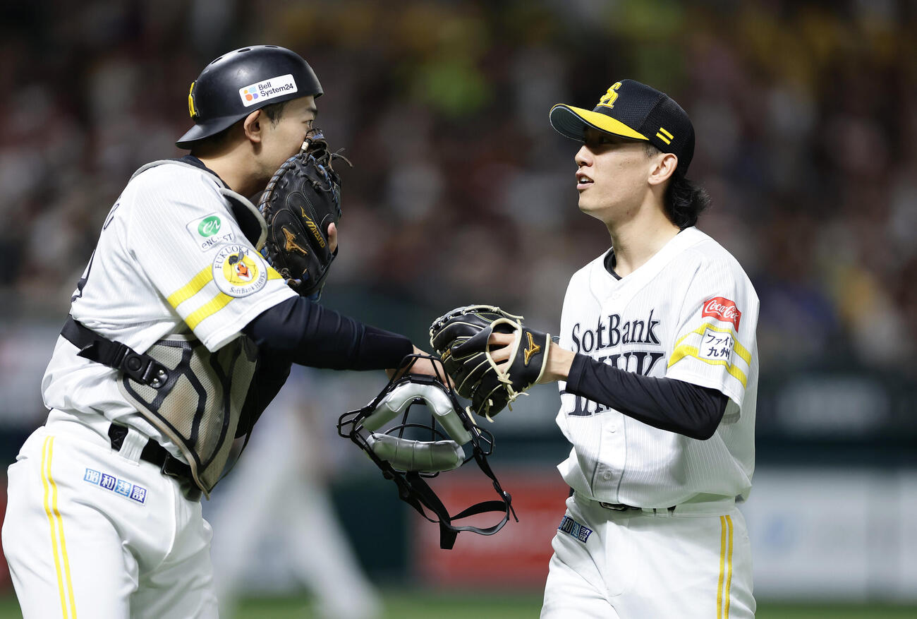 ソフトバンク対西武　1回表を投げ終え、山本祐大（左）とタッチ交わすソフトバンク先発の大津亮介（撮影・前田充）