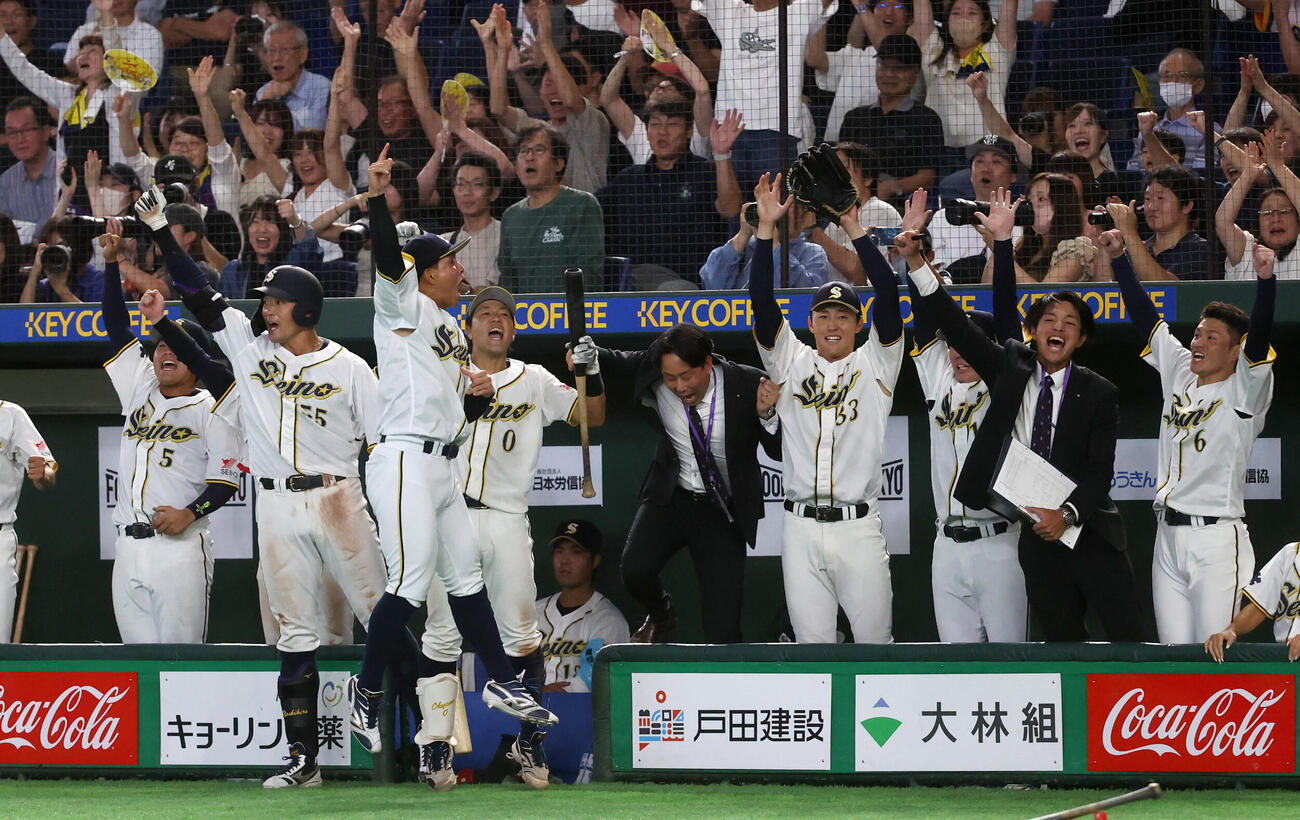 西濃運輸対エイジェック　9回表西濃運輸2死一塁、野崎大地の決勝打に喜ぶ西濃運輸ナイン（撮影・柴田隆二）
