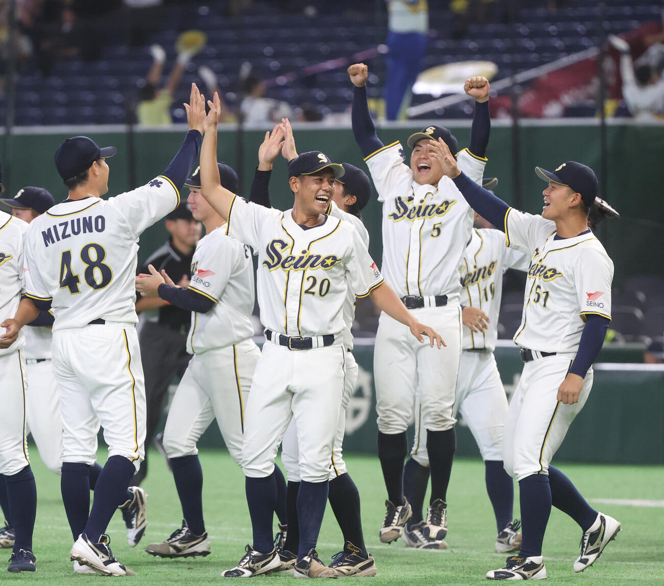 西濃運輸対エイジェック　決勝進出に喜ぶ西濃運輸ナインン（撮影・柴田隆二）