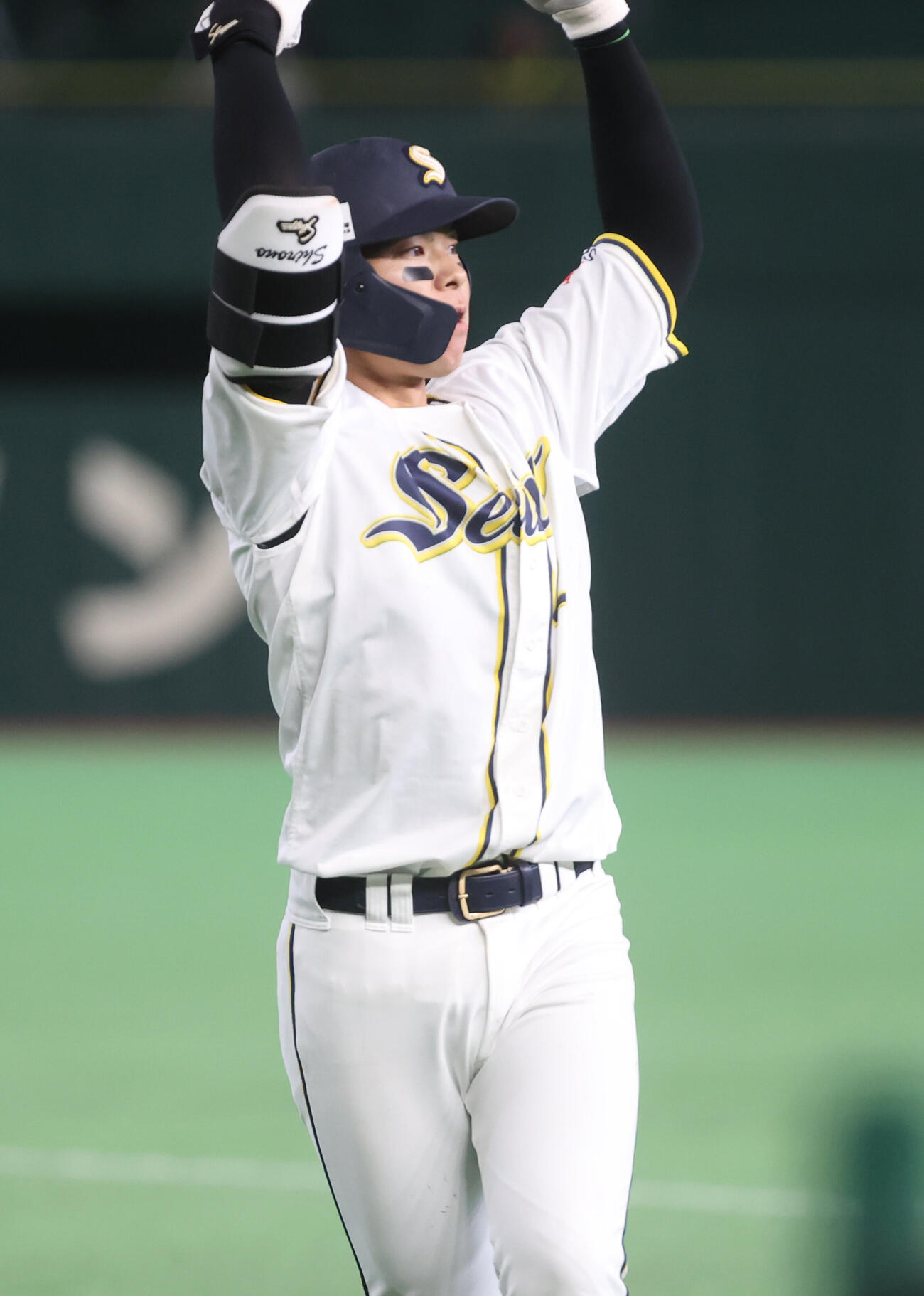 西濃運輸対エイジェック　2回表西濃運輸2死一、三塁、城野達哉は適時打を放ちガッツポーズする（撮影・柴田隆二）
