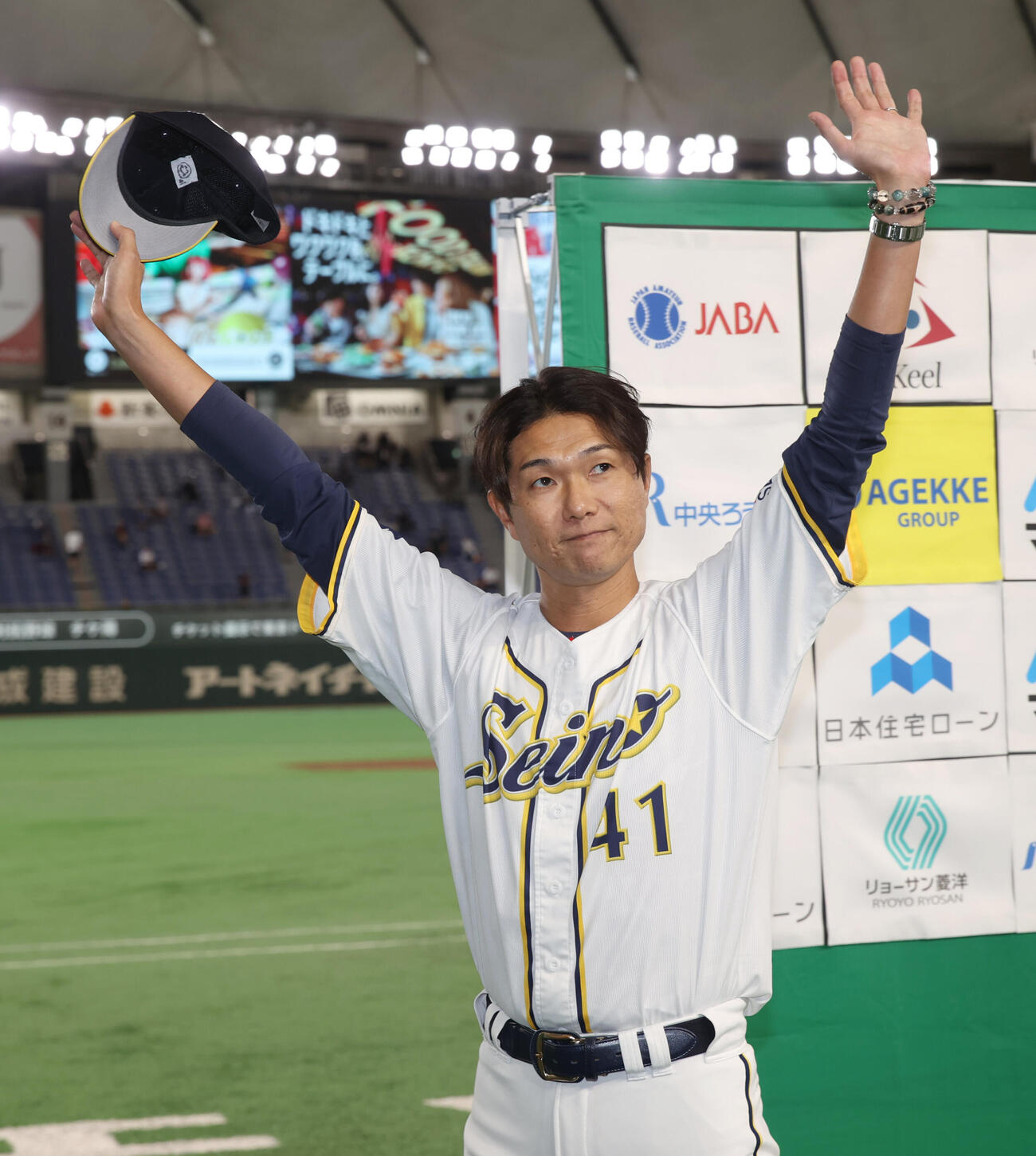 西濃運輸対エイジェック　決勝進出を決め声援に応える西濃運輸・佐伯尚治監督（撮影・柴田隆二）
