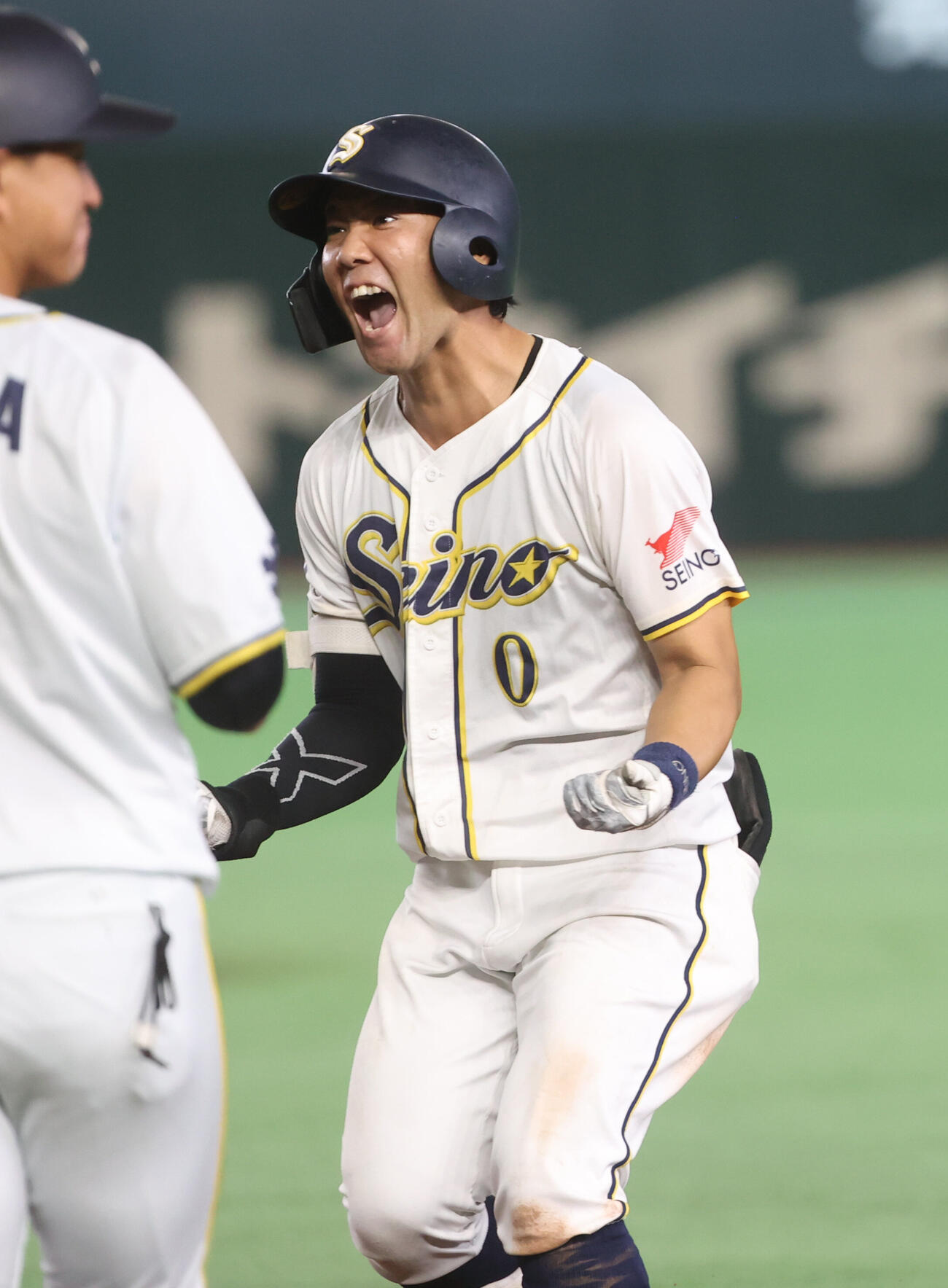 西濃運輸対エイジェック　4回表西濃運輸無死三塁、大山仁也は適時打を放ちガッツポーズする（撮影・柴田隆二）