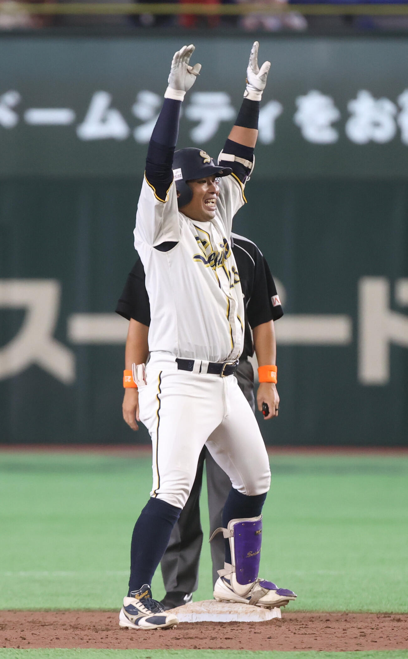 西濃運輸対エイジェック　9回表西濃運輸2死一塁、野崎大地は決勝打を放ち喜ぶ（撮影・柴田隆二）