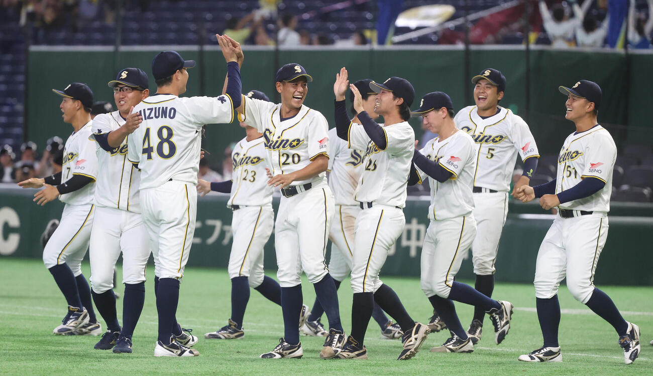 西濃運輸対エイジェック　決勝進出に喜ぶ西濃運輸ナインン（撮影・柴田隆二）