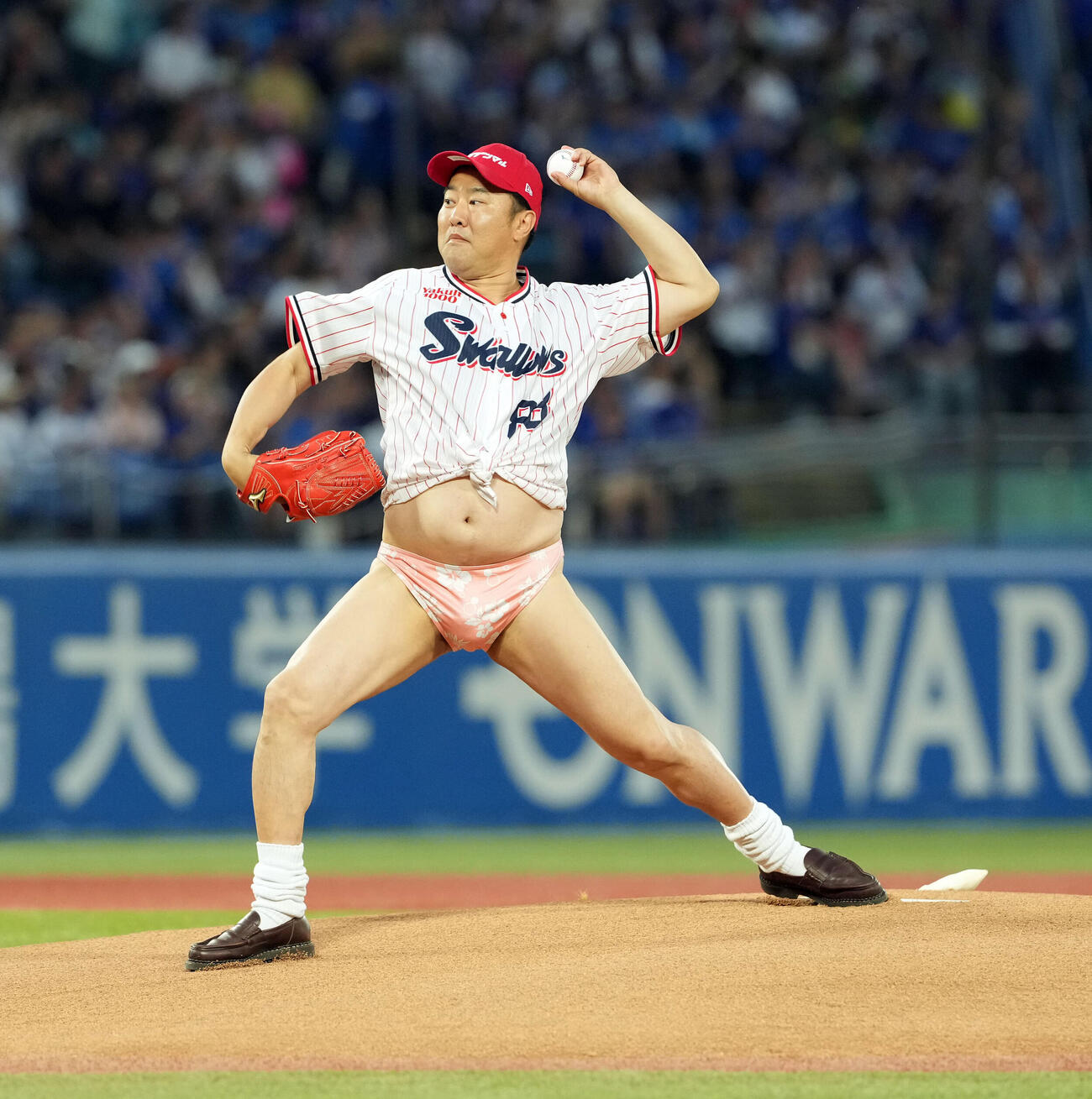 ヤクルト対中日　始球式を務めたとにかく明るい安村（撮影・たえ見朱実）