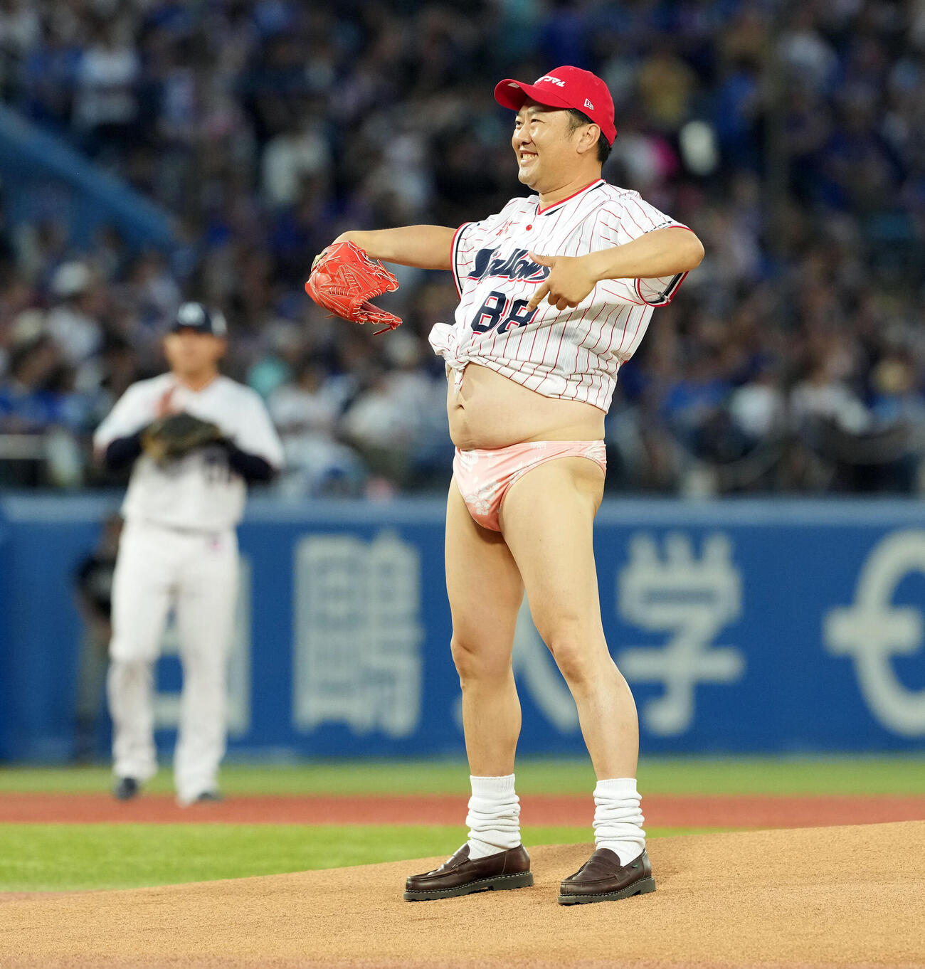 ヤクルト対中日　始球式を務めたとにかく明るい安村（撮影・たえ見朱実）