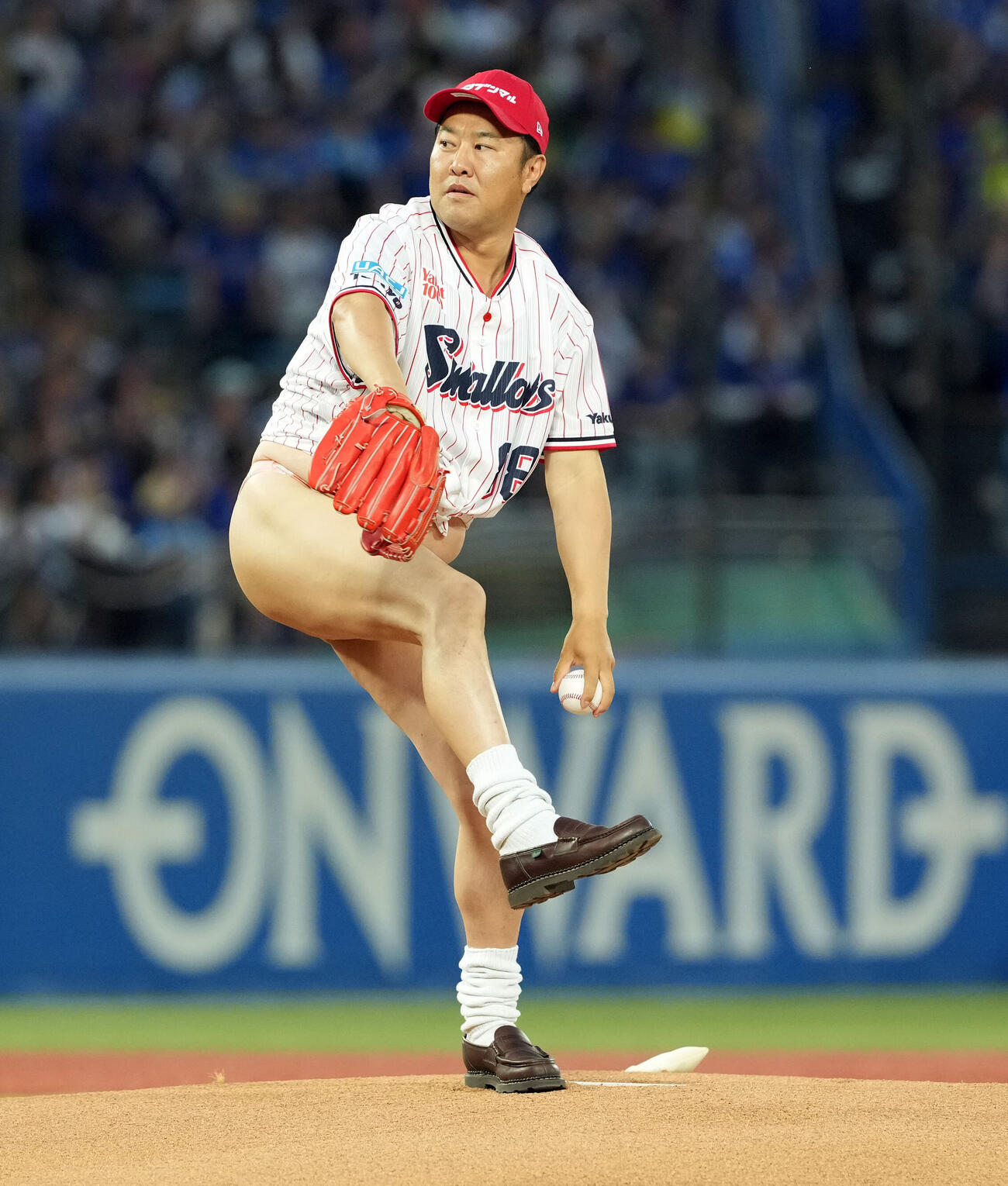 ヤクルト対中日　始球式を務めたとにかく明るい安村（撮影・たえ見朱実）