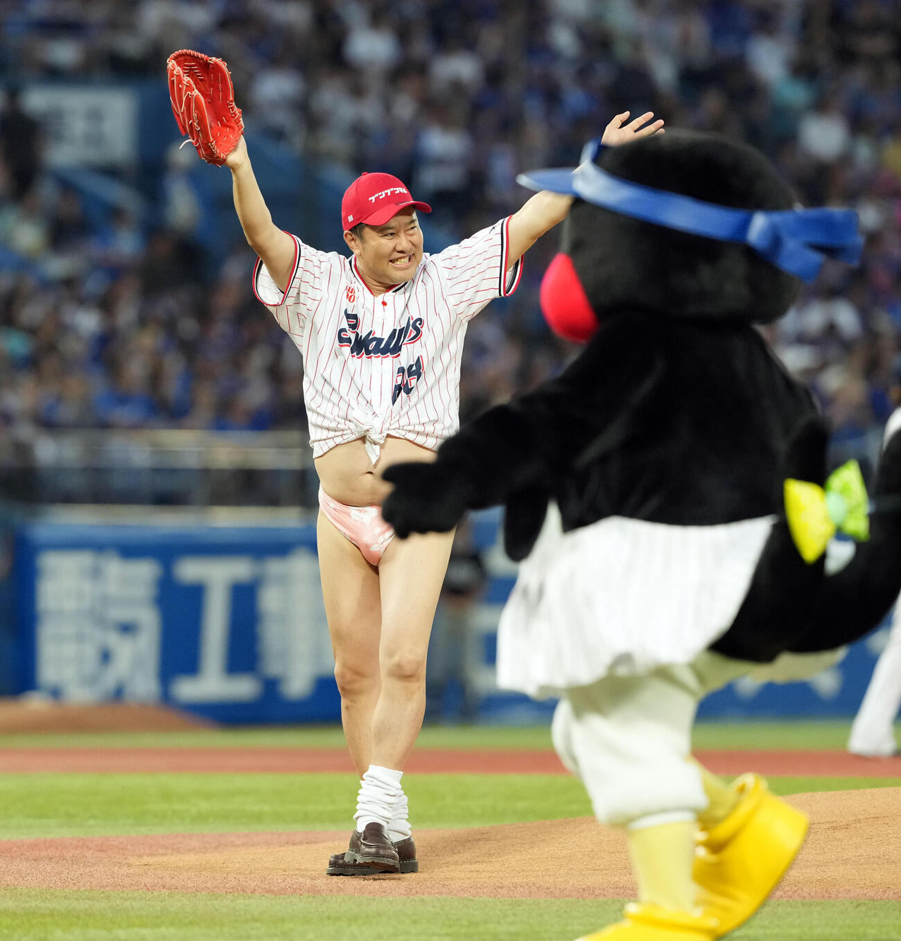 ヤクルト対中日　始球式を務め笑顔を見せるとにかく明るい安村（撮影・たえ見朱実）