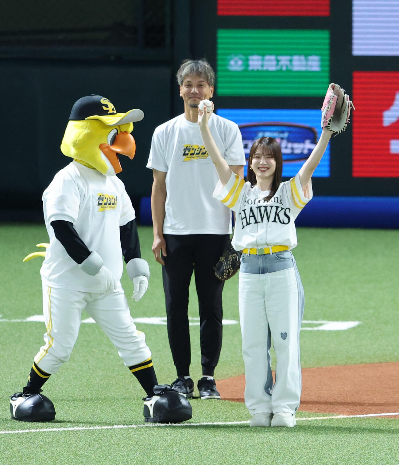 ソフトバンク対西武　セレモニアルピッチに登板した声優の内田真礼、後方は捕手を務めた新垣渚（撮影・梅根麻紀）