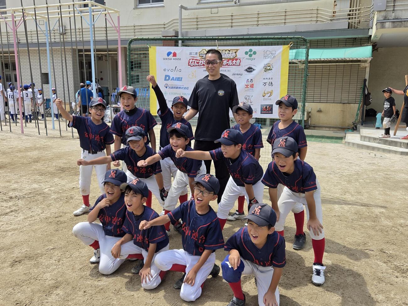 「第2回今岡杯なにわキッズソフトボール大会」に参加した少年少女が記念撮影（撮影・寺尾博和）