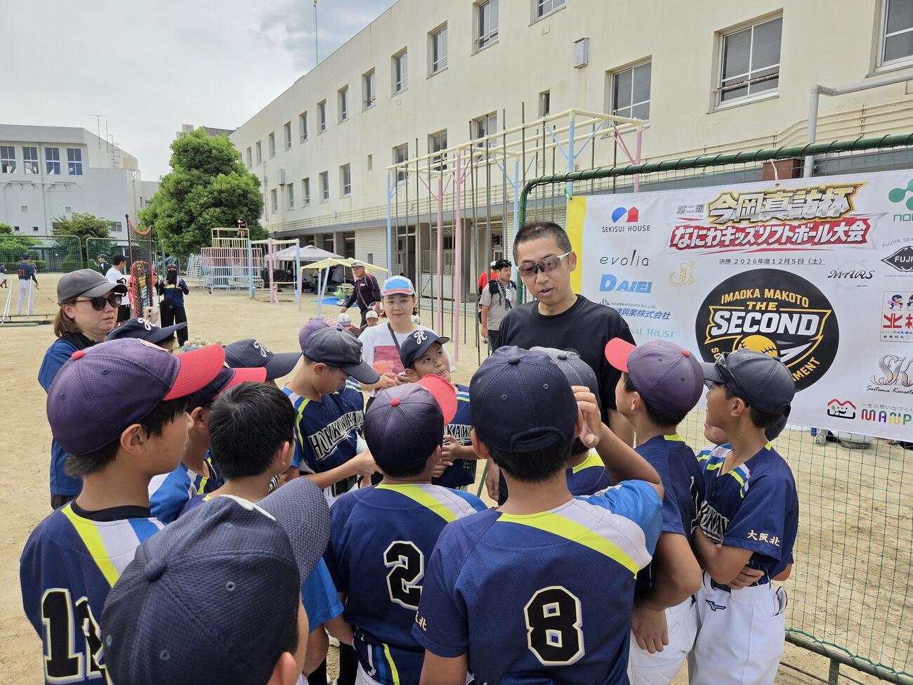 「第2回今岡杯なにわキッズソフトボール大会」に参加した少年少女が今岡氏に質問攻め（撮影・寺尾博和）