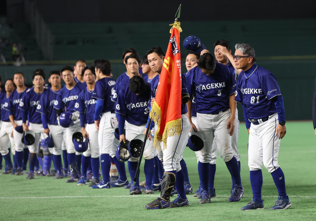 西濃運輸対エイジェック　敗れたエイジェックナイン（撮影・柴田隆二）