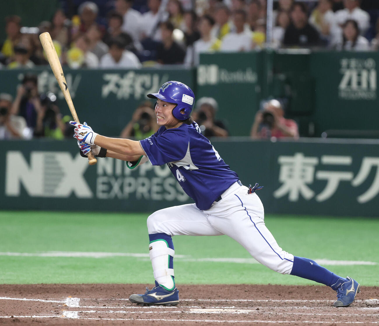 西濃運輸対エイジェック　6回裏エイジェック1死一、三塁、高木大輝は犠飛を放つ（撮影・柴田隆二）