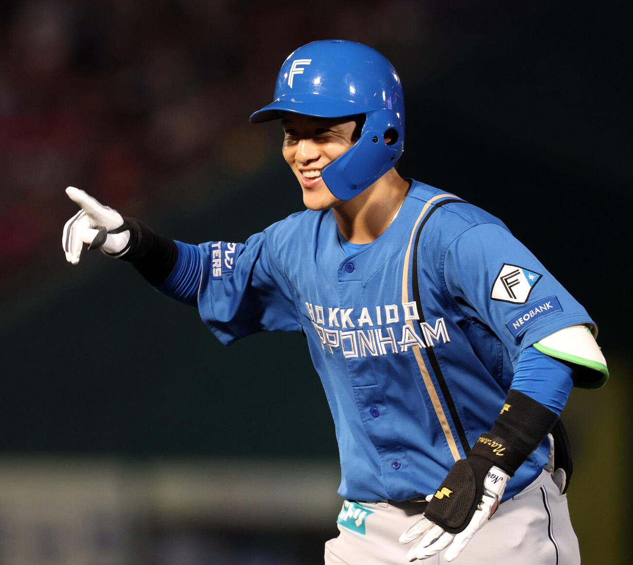 楽天対日本ハム　3回表日本ハム無死、奈良間大己は左前打を放ち笑顔（撮影・浅見桂子）
