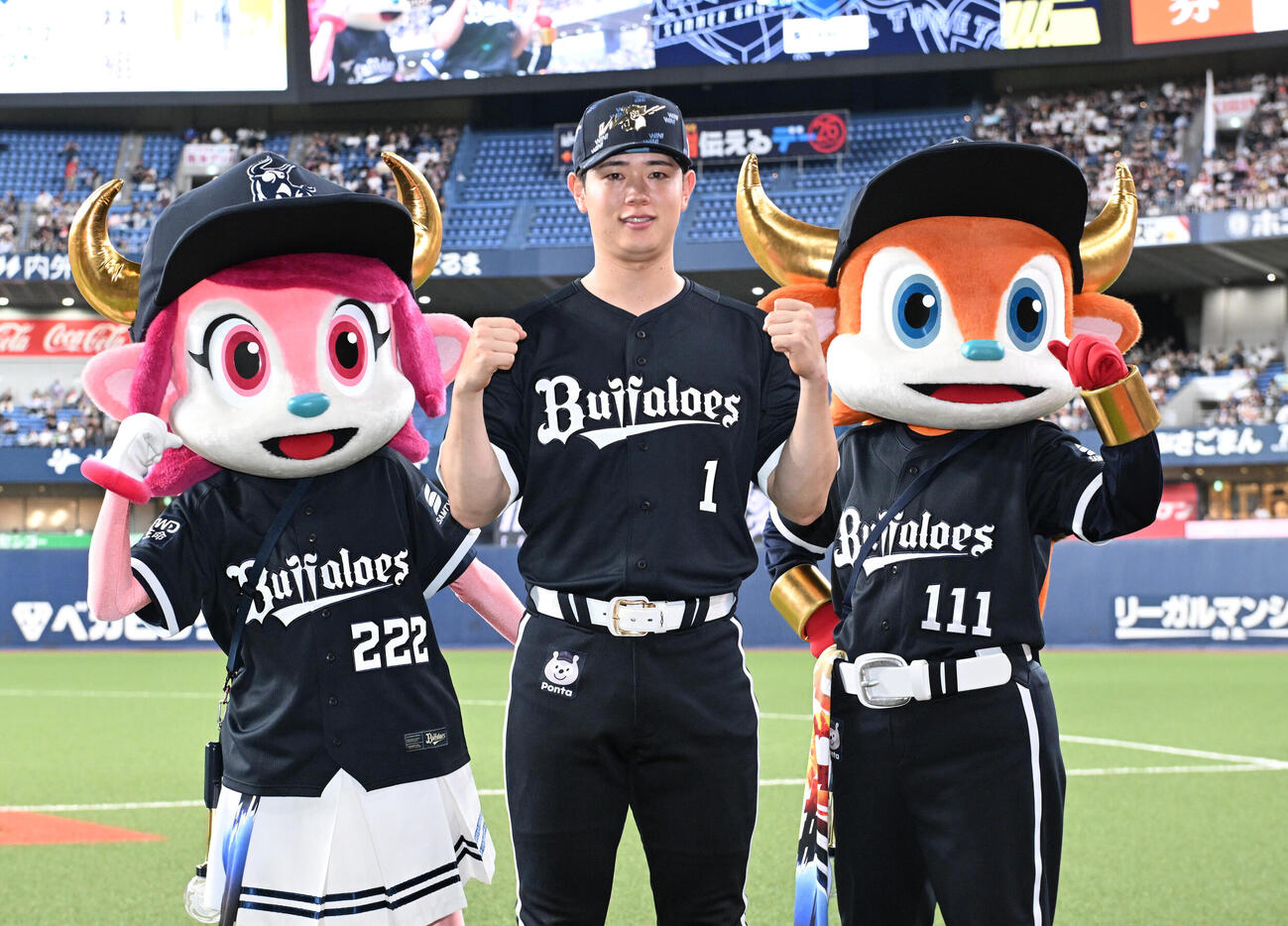 オリックス対ロッテ　ヒーローインタビュー後、ポーズを取るオリックス太田椋（撮影・和賀正仁）