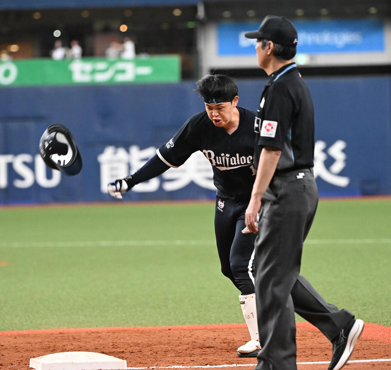 オリックス対ロッテ　10回裏オリックス1死満塁、左前にサヨナラ打を放った太田椋はヘルメットをたたきつける（撮影・和賀正仁）