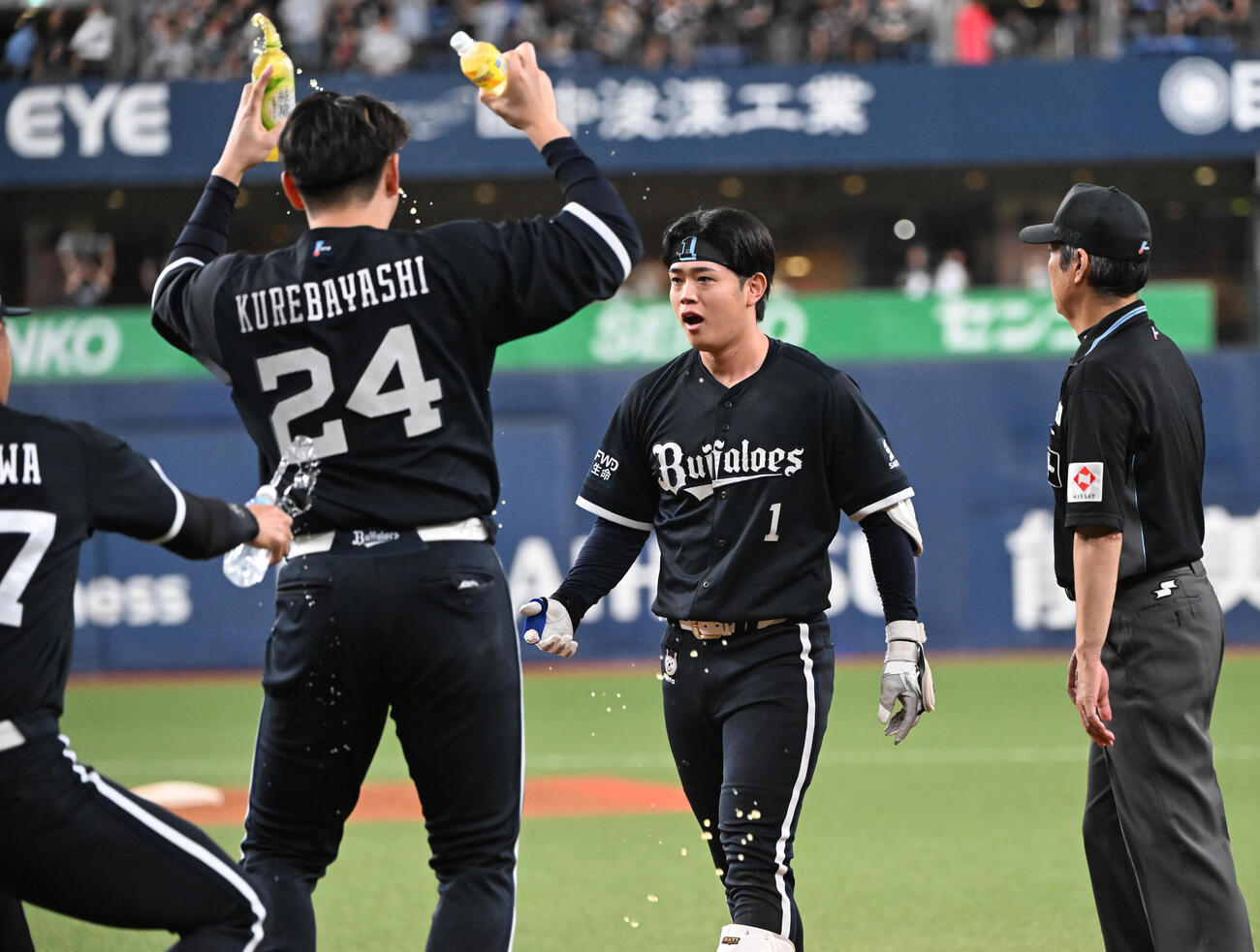 オリックス対ロッテ　10回裏オリックス1死満塁、左前にサヨナラ打を放った太田椋はナインから祝福される（撮影・和賀正仁）