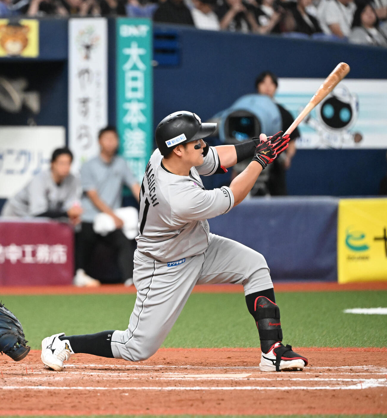 オリックス対ロッテ　7回表ロッテ1死一、三塁、左越え適時二塁打を放つ山口航輝（撮影・和賀正仁）