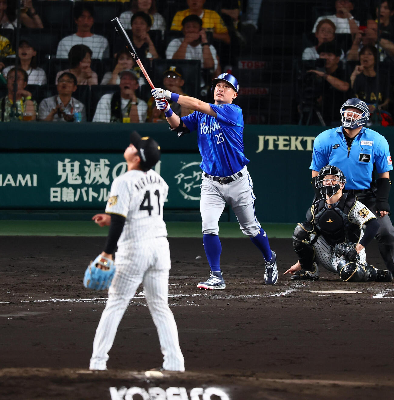 阪神対DeNA 3回表DeNA無死、筒香嘉智は右中間越えソロ本塁打を放つ。投手村上頌樹（撮影・加藤哉）
