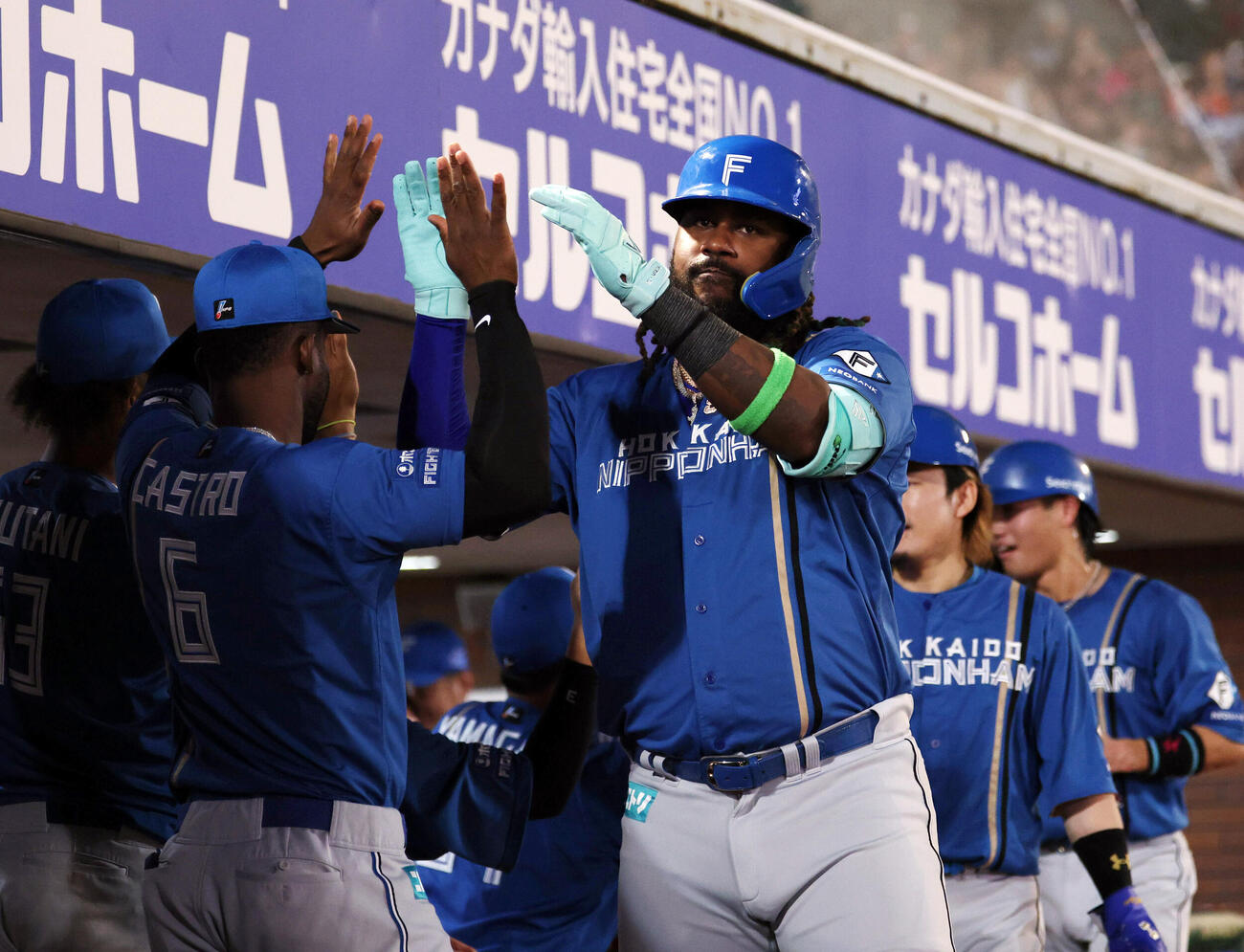 楽天対日本ハム　3回表日本ハム2死一、二塁、フランミル・レイエスは3点本塁打を放ちナインとハイタッチ（撮影・浅見桂子）