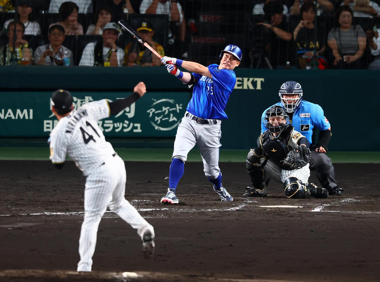 阪神対DeNA 3回表DeNA無死、筒香嘉智は右中間越えソロ本塁打を放つ。投手村上頌樹（撮影・加藤哉）