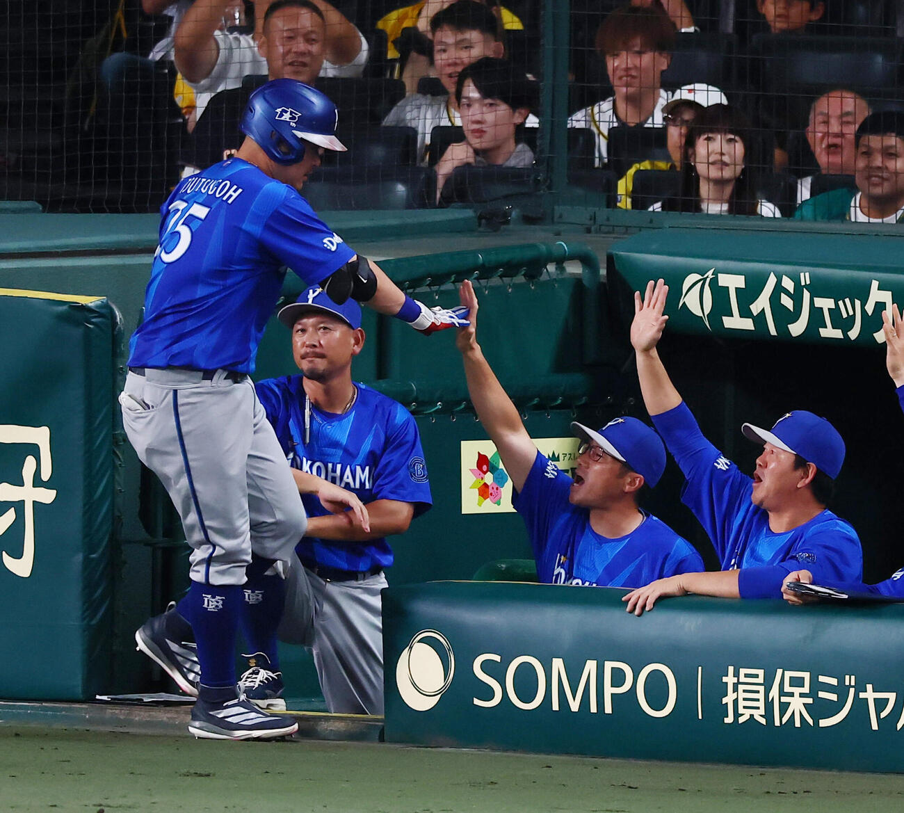阪神対DeNA 3回表DeNA無死、相川亮二監督（右）は右中間越えソロ本塁打を放った筒香嘉智とタッチする（撮影・加藤哉）