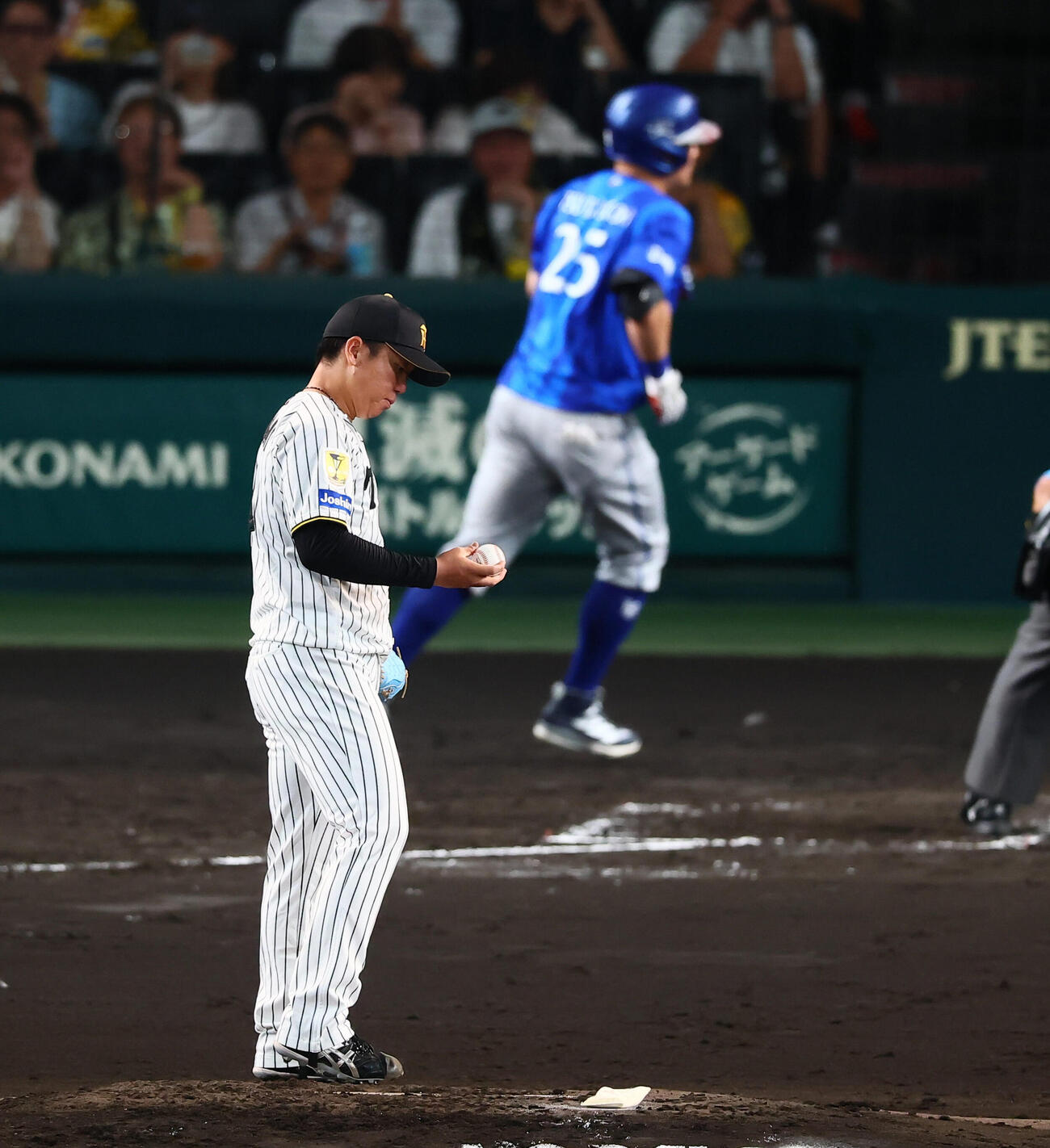 阪神対DeNA 3回表DeNA無死、村上頌樹は筒香嘉智に右中間越えソロ本塁打を浴びる（撮影・加藤哉）