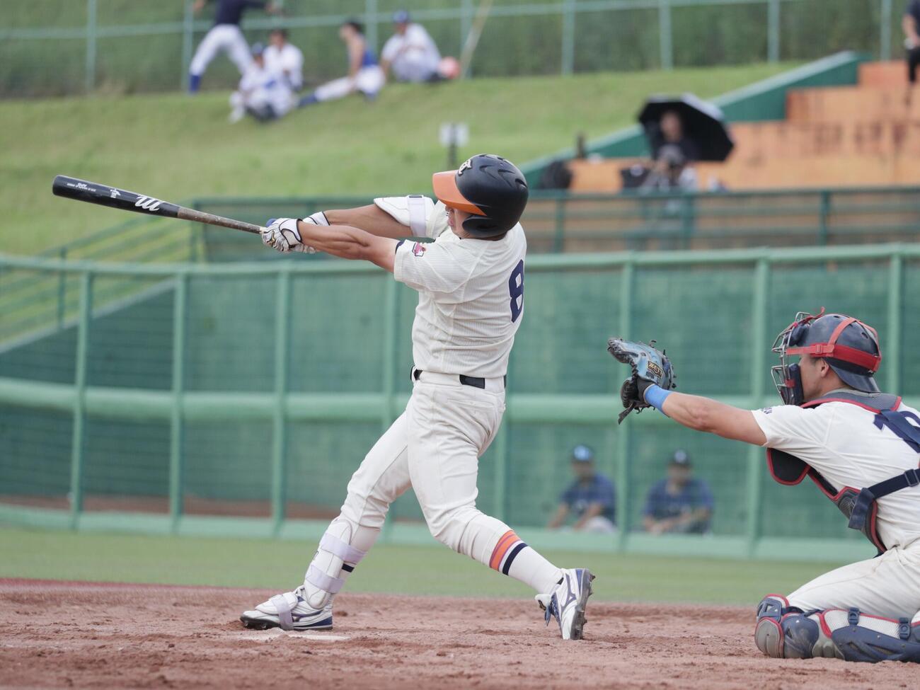 4回、ソロ本塁打を放つ東北福祉大・小島慎也内野手（撮影・高橋香奈）