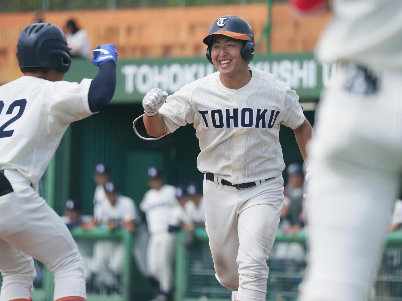 4回、ソロ本塁打を放ち笑顔で本塁生還する東北福祉大・小島慎也内野手（撮影・高橋香奈）