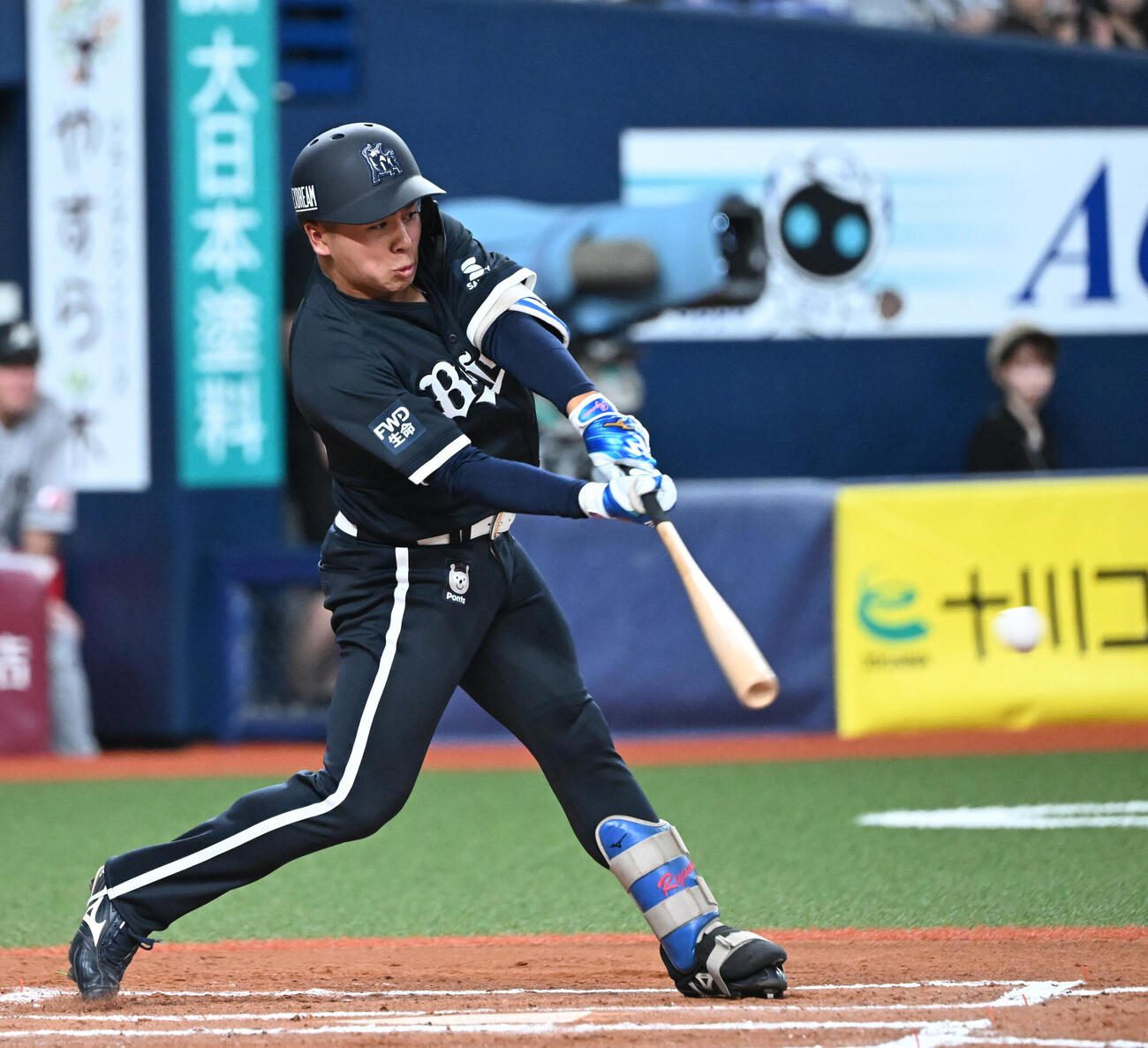 オリックス対ロッテ　6回裏オリックス1死二塁、中越え適時二塁打を放つ池田陵真（撮影・和賀正仁）