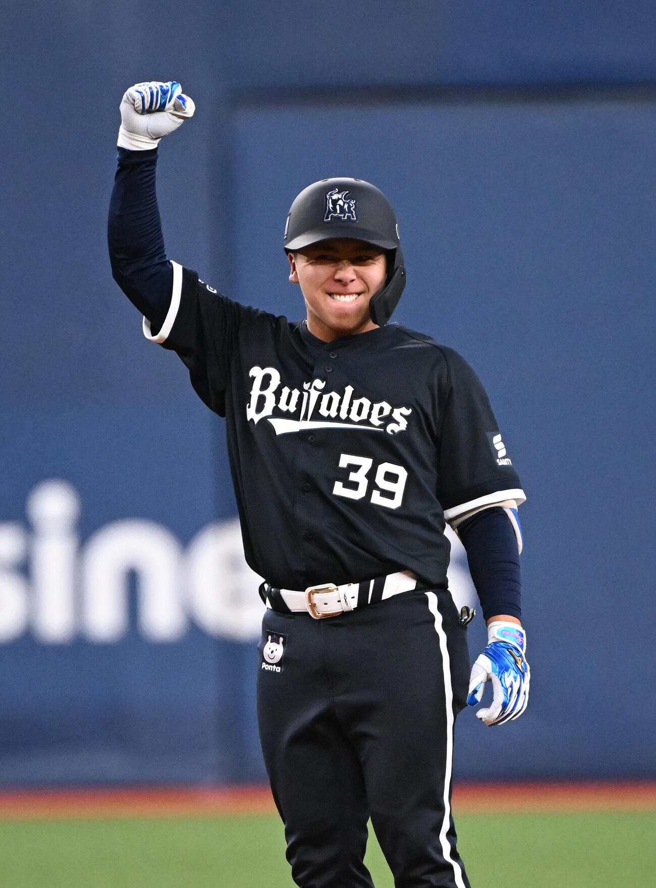 オリックス対ロッテ　6回裏オリックス1死二塁、適時二塁打を放った池田陵真はガッツポーズ（撮影・和賀正仁）