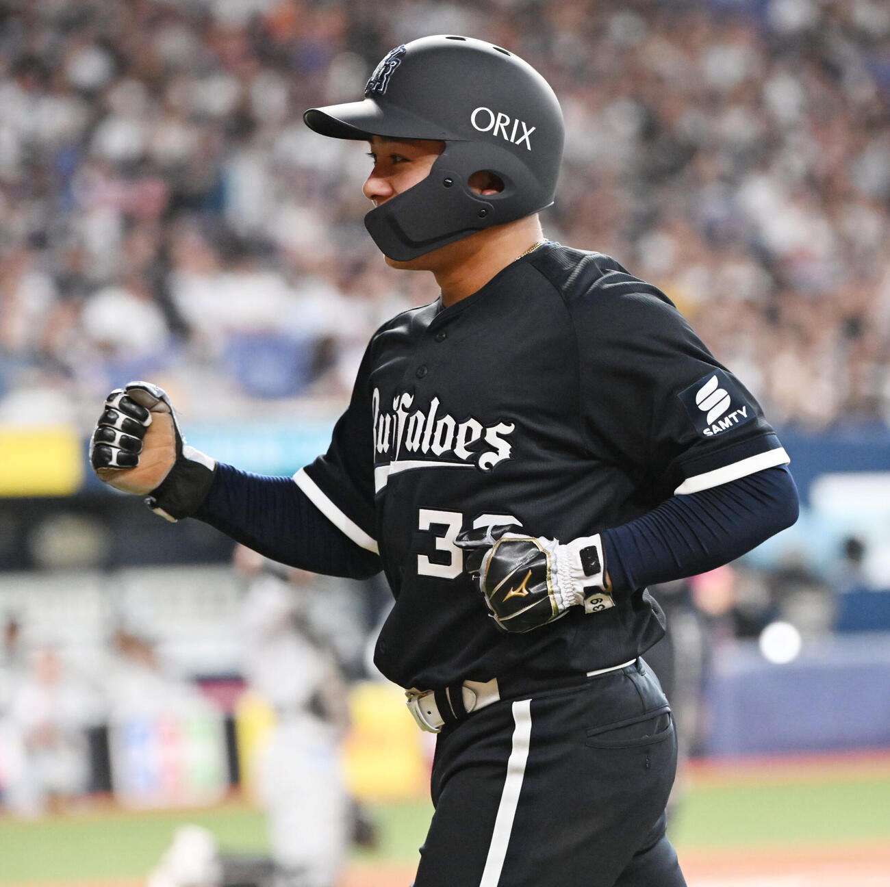 オリックス対ロッテ　6回裏オリックス1死一、二塁、代走を送られた池田陵真はガッツポーズでベンチに戻る（撮影・和賀正仁）
