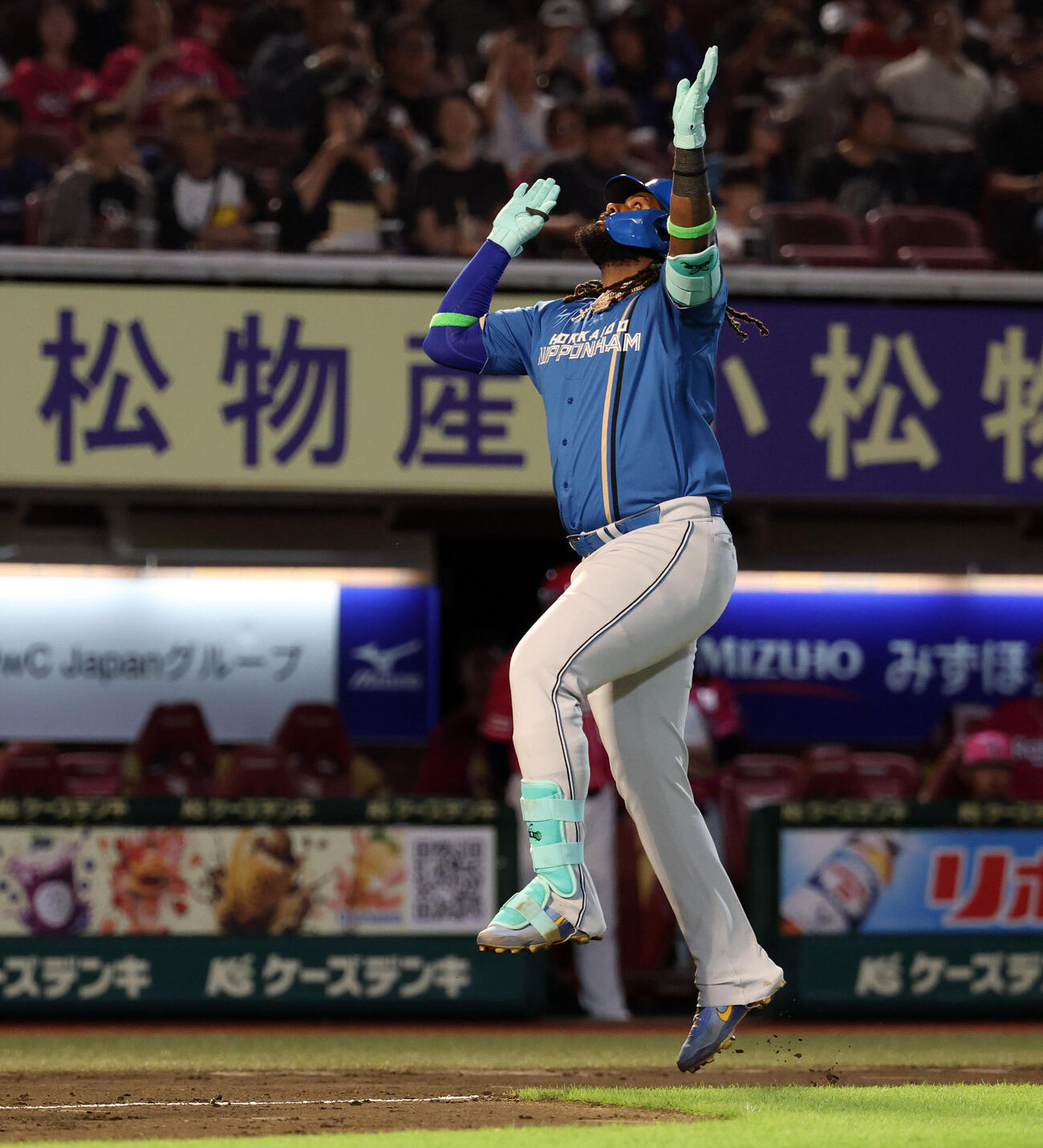 楽天対日本ハム　3回表日本ハム2死一、二塁、フランミル・レイエスは3点本塁打を放ちジャンプして生還（撮影・浅見桂子）