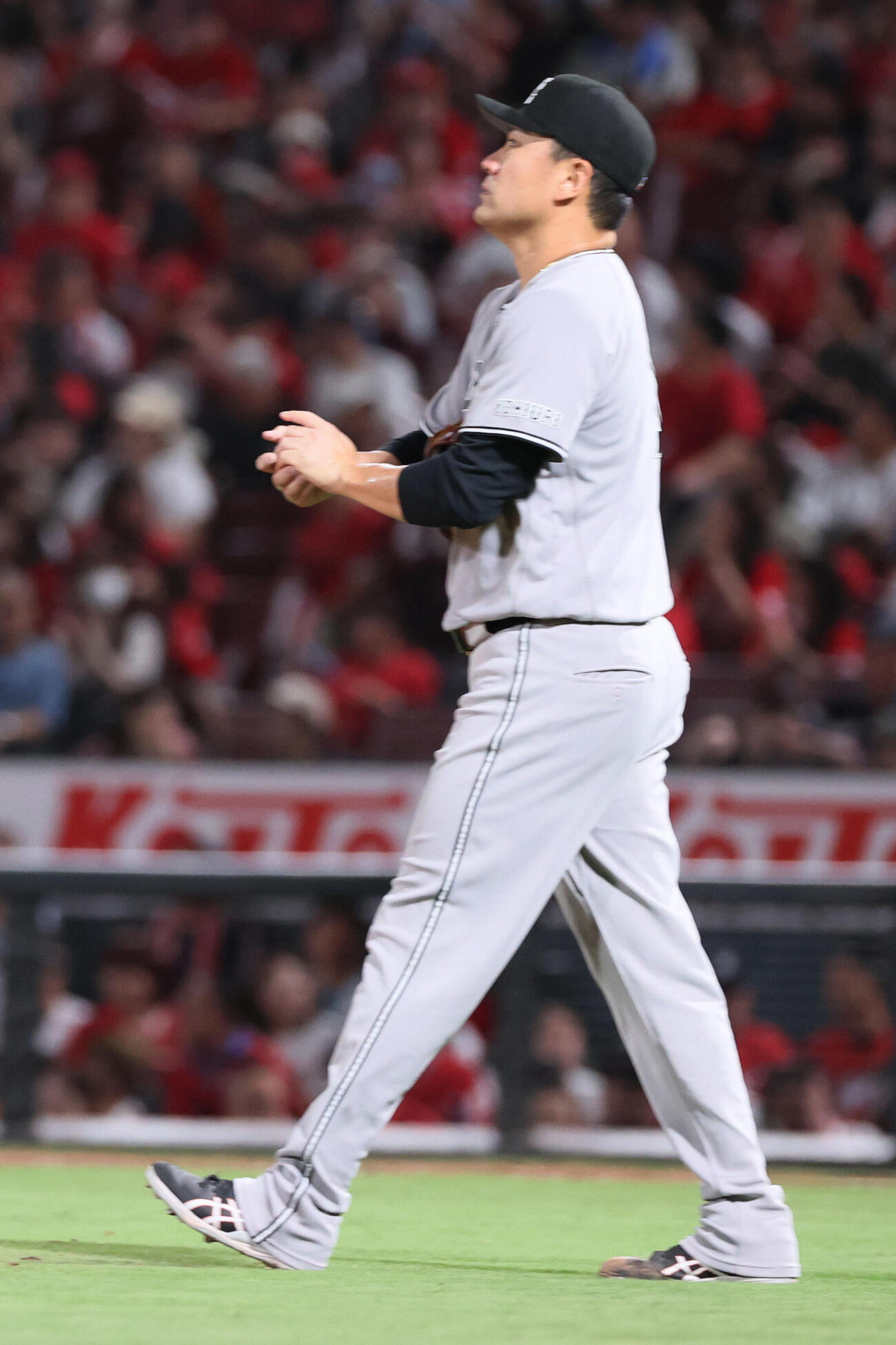 広島対巨人　3回裏広島1死三塁、坂倉将吾に右犠飛を浴びた巨人田中将大（撮影・加藤孝規）