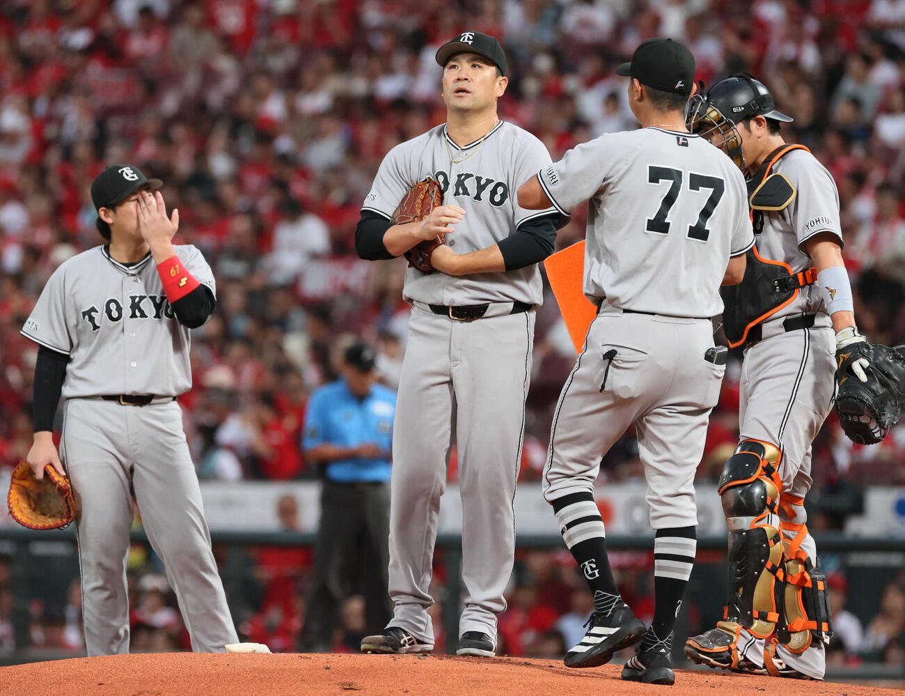 広島対巨人　1回裏広島1死満塁、ピンチの田中将大（中央）（撮影・加藤孝規）