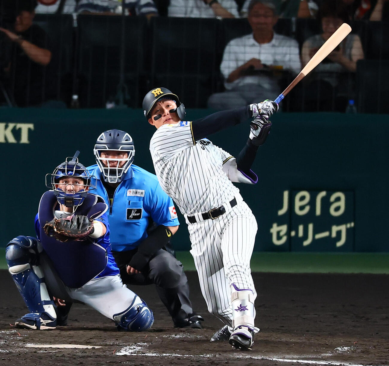 阪神対DeNA 4回裏阪神無死、森下翔太は中越えソロ本塁打を放つ（撮影・加藤哉）