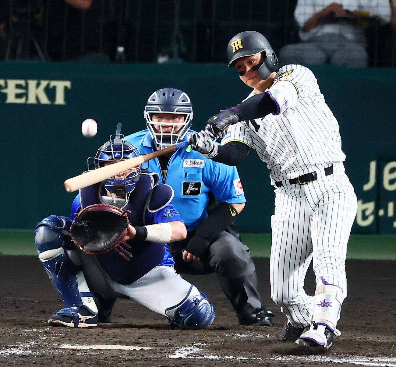 阪神対DeNA 4回裏阪神無死、森下翔太は中越えソロ本塁打を放つ。投手尾形崇斗（撮影・加藤哉）