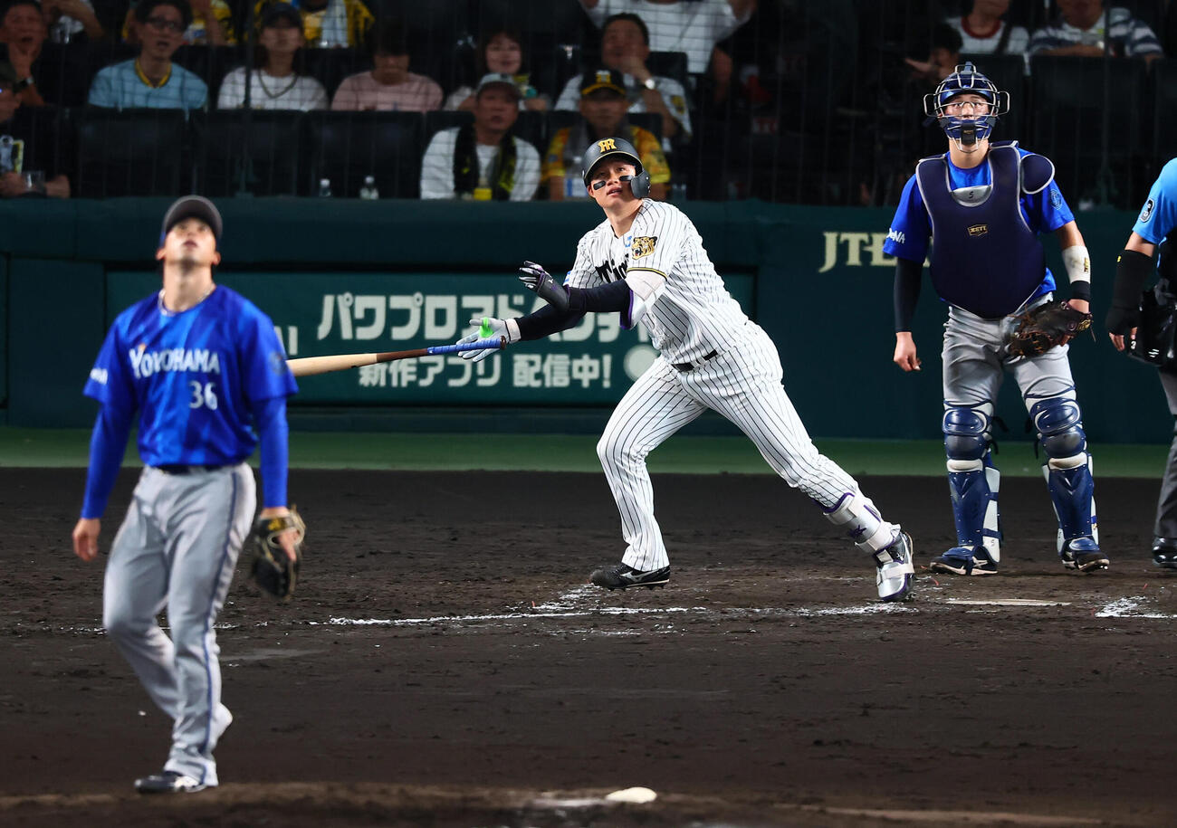 阪神対DeNA 4回裏阪神無死、森下翔太は中越えソロ本塁打を放つ。投手尾形崇斗（撮影・加藤哉）