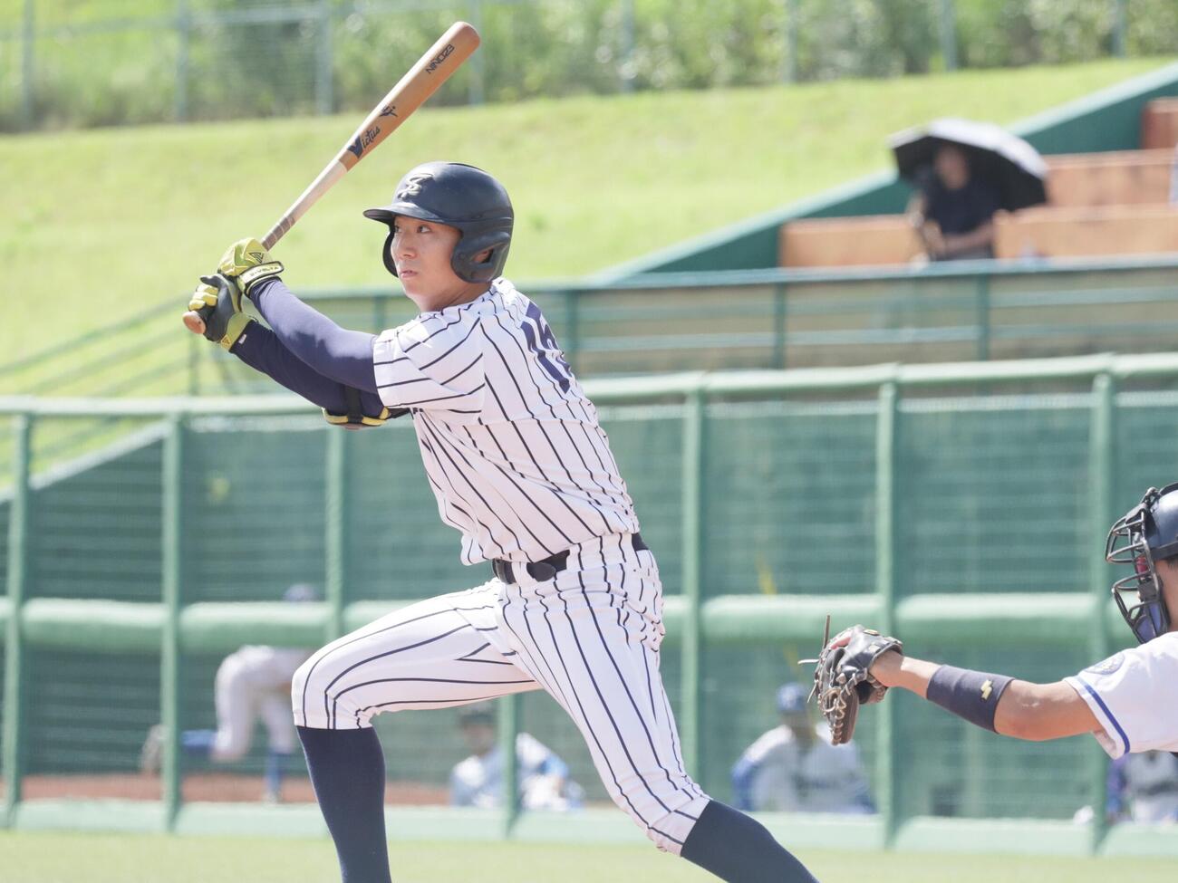 仙台大対東北大　4回、先制の2点適時二塁打を放つ仙台大・川瀬泰誠投手（撮影・高橋香奈）