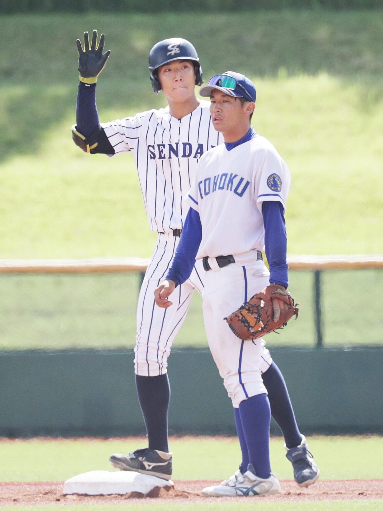 仙台大対東北大　4回、先制の2点適時二塁打を放ち喜ぶ仙台大・川瀬泰誠投手（左）（撮影・高橋香奈）