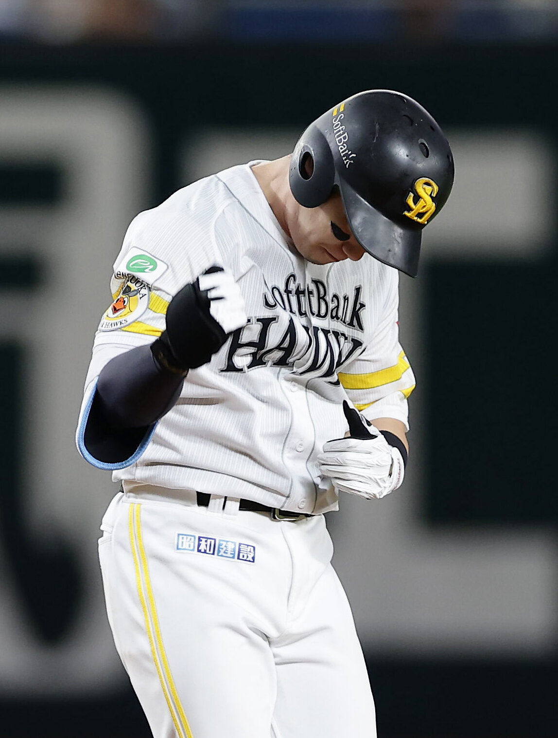ソフトバンク対西武　6回裏ソフトバンク2死一、三塁、左中間へ適時二塁打を放ちガッツポーズする栗原陵矢（撮影・前田充）