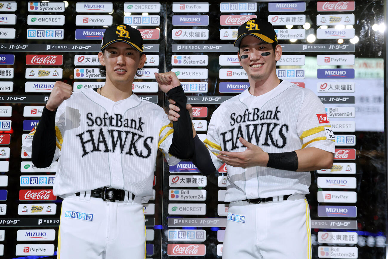 ソフトバンク対西武　お立ち台でガッツポーズするソフトバンク大津亮介（左）と栗原陵矢（撮影・前田充）
