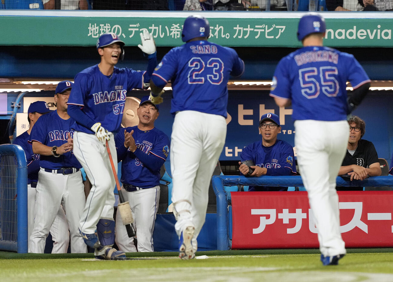 ヤクルト対中日　3回表中日無死、左中間にソロ本塁打を放ったミゲル・サノーを迎える井上一樹監督（撮影・たえ見朱実）