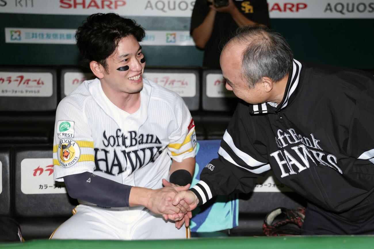 ソフトバンク対西武　西武に勝利し、孫正義オーナー（右）と握手を交わすソフトバンク栗原陵矢（撮影・前田充）