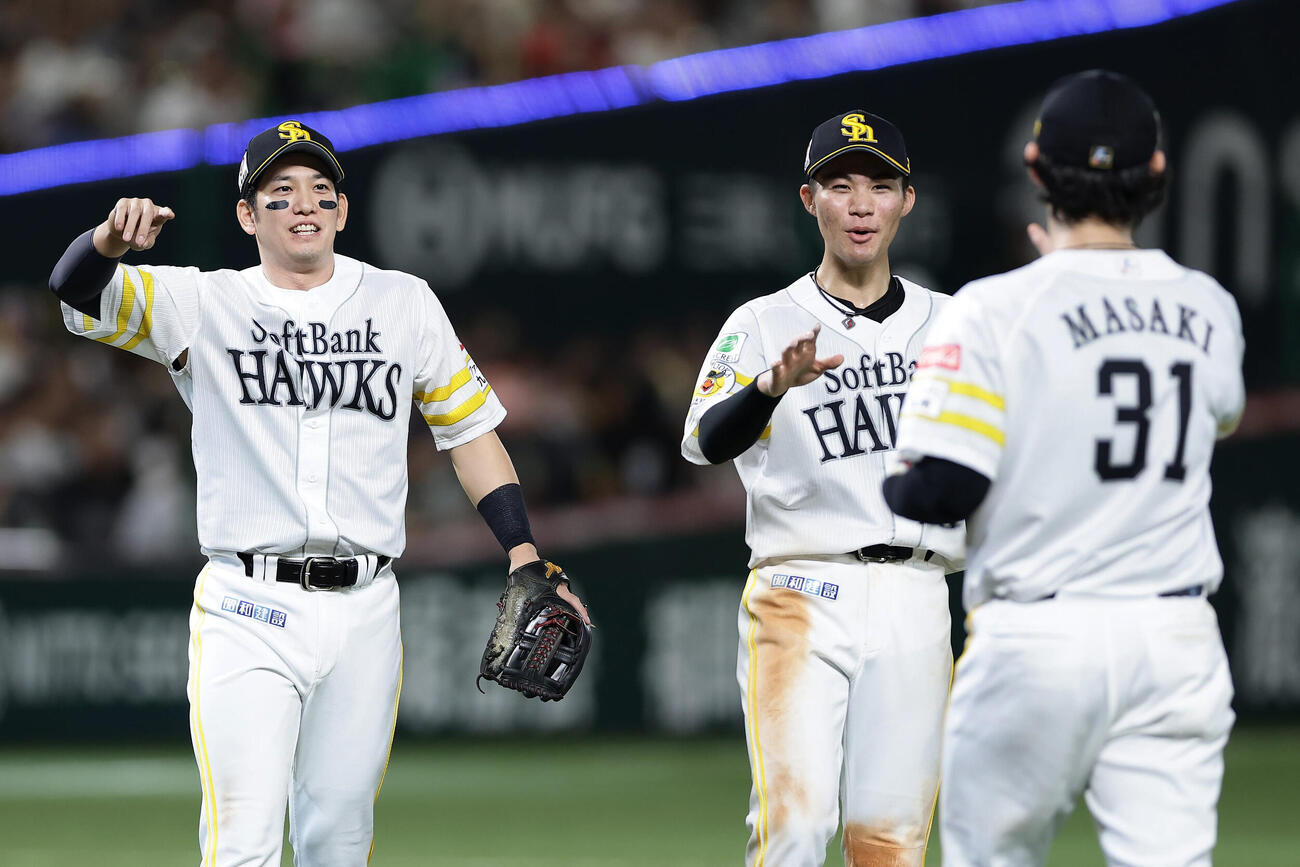 ソフトバンク対西武　西武に勝利し喜び合う、左からソフトバンク栗原陵矢、庄子雄大、正木智也（撮影・前田充）