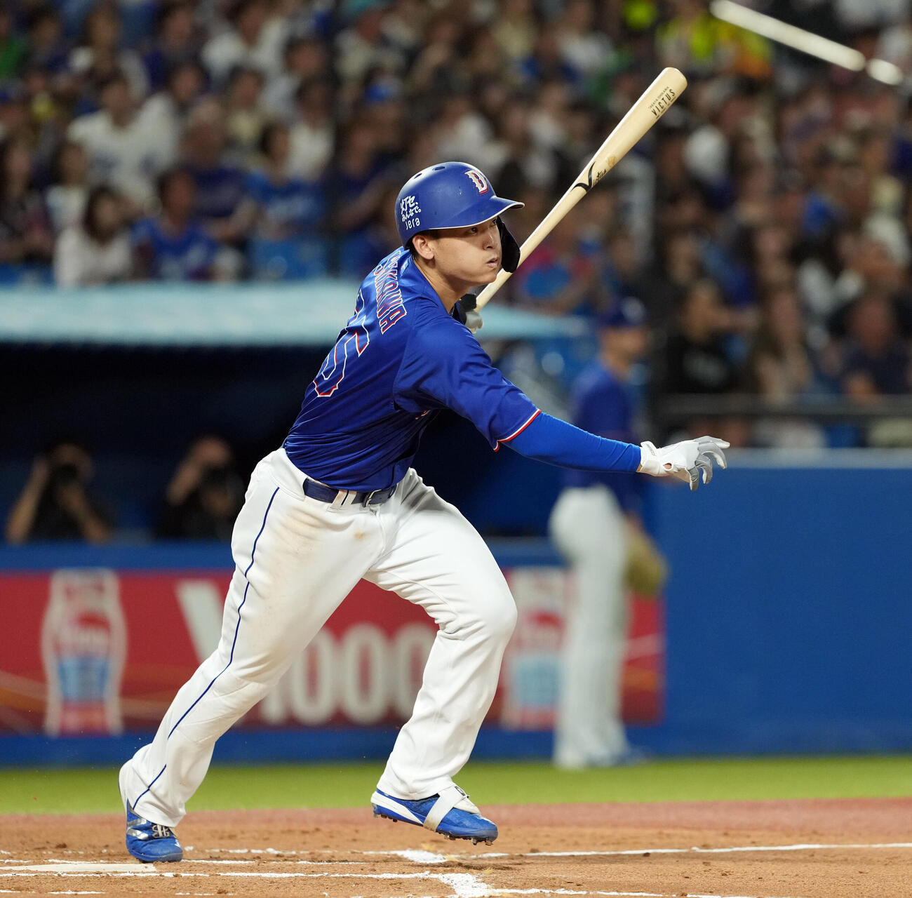 ヤクルト対中日　6回表中日無死、右越えにソロ本塁打を放つ石川昂弥（撮影・たえ見朱実）
